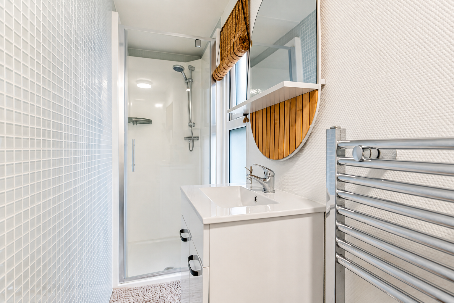 Badkamer met douche en toilet