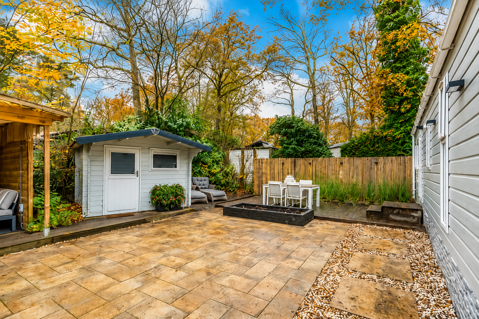 Ruim terras met eettafel, zithoek en berging